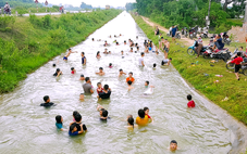 Nông dân gặt lúa đêm trốn nắng, người dân đổ ra kênh 'giải nhiệt'