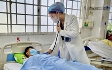 Cứu sống nam thanh niên bị sốc phản vệ do bôi thuốc tê để phun xăm