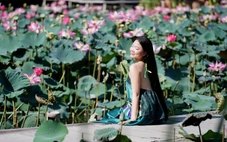 Du khách 'lên đồ' đổ về hồ sen Khánh Hòa săn ảnh đầu hè