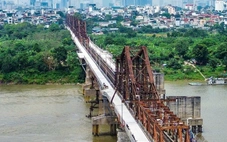 Xe đi lại bình thường trên cầu Long Biên sau 2 tháng sửa chữa