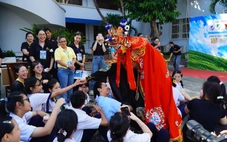 Không cần âm thanh, sinh viên tạo nên sân chơi rộn ràng cho trẻ khiếm thính