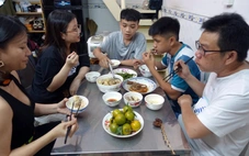 Còn trẻ ai cũng muốn đi xa, trưởng thành chỉ muốn trở về, có tiếng dép của mẹ, có dáng cha xem tivi