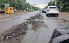 Sau vài cơn mưa đầu mùa, quốc lộ 19 lại hư hỏng, bong tróc mặt đường
