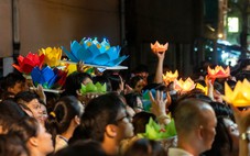 Hàng ngàn người về chùa Pháp Hoa thả hoa đăng cầu bình an mùa Phật đản