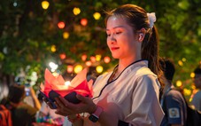 Hàng ngàn người về chùa Pháp Hoa thả hoa đăng cầu bình an mùa Phật đản