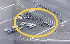 'Anh đang ngồi trong máy lạnh thì nên nhường đường cho người đi xe máy'