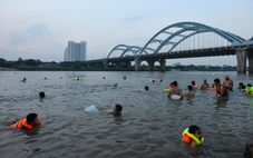 Người Hà Nội tắm sông giải nhiệt giữa ngày nắng nóng
