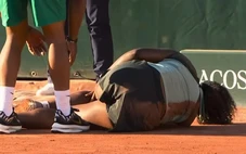 Tay vợt 24 tuổi dính chấn thương nặng ở Roland Garros, ngồi xe lăn rời sân
