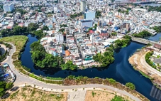 Nhiều đoạn rạch Xuyên Tâm chưa thể đưa máy móc vào thi công