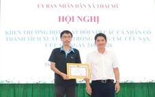Kịp cứu tài xế mắc kẹt trong ô tô sau tai nạn, 2 người dân được xã Thái Mỹ khen thưởng