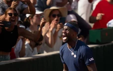 Bị 'trộm vợt' lúc ăn mừng chiến thắng ở Roland Garros, tay vợt Mỹ lên mạng kêu cứu
