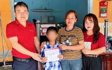 Mở sổ tiết kiệm 200 triệu đồng cho bé trai nghi bị bạo hành