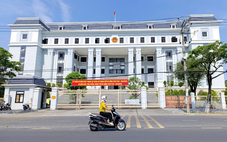 Nữ bị cáo khuyết tật trộm tiền quán bida, dùng một phần đóng học cho em, được hưởng án treo