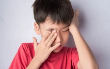 Thói quen dụi mắt tưởng vô hại nhưng có thể phá hỏng thị lực