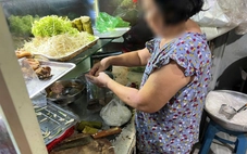 Người bán thức ăn không đeo khẩu trang, găng tay: Ai giám sát, xử phạt?