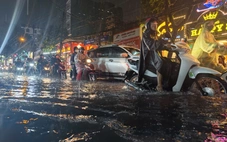 Mưa lớn, gió mạnh ở TP.HCM, có đường ngập hơn nửa bánh xe