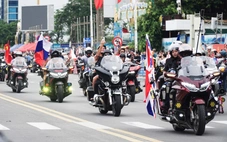 Du khách reo hò cổ vũ cả ngàn mô tô diễu hành trên cung đường biển Nha Trang