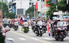 Du khách reo hò cổ vũ cả ngàn mô tô diễu hành trên cung đường biển Nha Trang