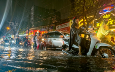 Mưa lớn, gió mạnh ở TP.HCM, có đường ngập hơn nửa bánh xe
