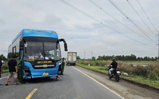 Xe khách va chạm 3 xe máy trên đường tránh ở Sóc Trăng, 2 người chết, 2 người bị thương