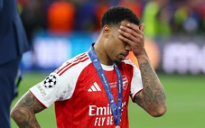 Gabriel xin đá quả phạt đền cuối cùng của Arsenal nhưng đá hỏng