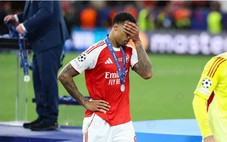 Gabriel xin đá quả phạt đền cuối cùng của Arsenal nhưng đá hỏng