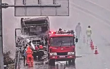 Cháy xe đầu kéo trên cao tốc Nha Trang - Cam Lâm