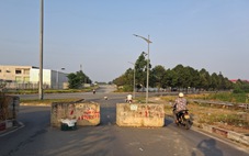 Đem các khối bê tông chắn giữa đường ở TP.HCM mà không có cảnh báo