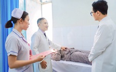 Đau bìu lúc nửa đêm, bé trai suýt mất tinh hoàn vì cố chịu đựng đến sáng