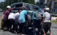 Người lớn, trẻ em hợp sức nâng ô tô điện cứu học sinh kẹt dưới gầm