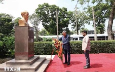 Tổng Bí thư, Chủ tịch nước Tô Lâm cùng Tổng thống Sri Lanka dâng hoa tại tượng Chủ tịch Hồ Chí Minh