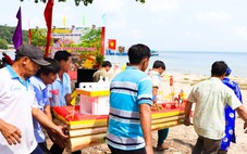 Lễ vía đặc biệt trên đảo Hải Tặc: Ăn uống miễn phí, gửi xe miễn phí