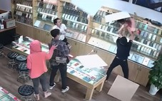 Cứu kịp cháu bé 3 tuổi rơi xuống từ trần thạch cao