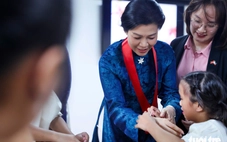 Trẻ em hoàn cảnh đặc biệt tại Philippines tặng vòng tay tự làm cho Phu nhân Ngô Phương Ly