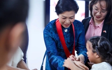 Trẻ em hoàn cảnh đặc biệt tại Philippines tặng vòng tay tự làm cho Phu nhân Ngô Phương Ly