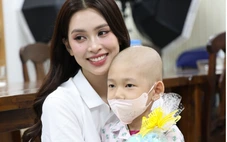 Bệnh nhi ung thư hỏi hoa hậu Trần Tiểu Vy 'sao cô không mang giày cao gót?'