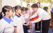 Tặng học bổng, quà và công trình măng non Ngày Quốc tế thiếu nhi 1-6