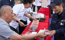 Ông chủ thích phát tiền nhất Trung Quốc chi 20 tỉ tiền mặt cho nhân viên về quê gặt lúa