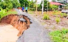 Đường nông thôn ở xã Định Mỹ bị sạt lở nghiêm trọng, dân đi lại khó khăn