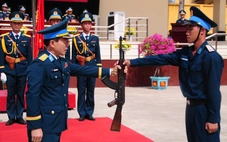 Hàng chục ngàn tân binh Quân khu 5, Sư đoàn 375 nhận vũ khí, tuyên thệ dưới cờ