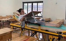 Nữ sinh nằm băng ca làm bài thi tốt nghiệp THPT