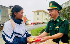 Lính biên phòng tiếp sức bánh mì, sữa cho sĩ tử, sẵn sàng vượt đèo núi đón thí sinh