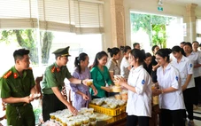 Bữa cơm gia đình ấm áp yêu thương dành cho các sĩ tử xã đảo xa nhà ngày thi tốt nghiệp