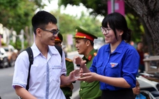 Những vòng tay tiếp sức ngoài cổng trường thi