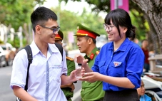 Những vòng tay tiếp sức ngoài cổng trường thi