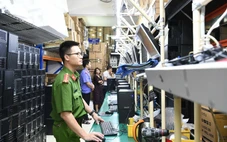 Hình ảnh công an khám xét khẩn cấp các công ty có dấu hiệu dùng Windows và Microsoft Office lậu