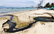 Nước đen, mùi hôi bốc lên từ cửa xả chảy ra biển Nha Trang