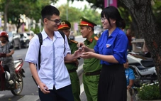 Những vòng tay tiếp sức ngoài cổng trường thi
