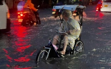 TP.HCM: Mưa dông giờ tan tầm, người dân chật vật nhích từng chút trên đường Đinh Bộ Lĩnh