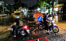 Đường Đặng Thùy Trâm ngập tứ phía, hố hào công trình thành 'bẫy' sau mưa
